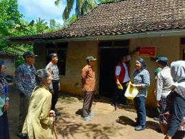 Pemberian Stiker Kemiskinan Kepada Keluarga Miskin